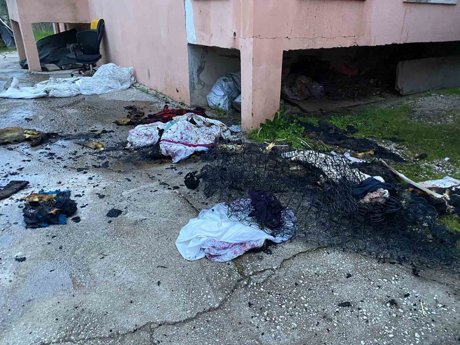 Apartman dairesinde yangın: 1 kişi dumandan etkilendi
