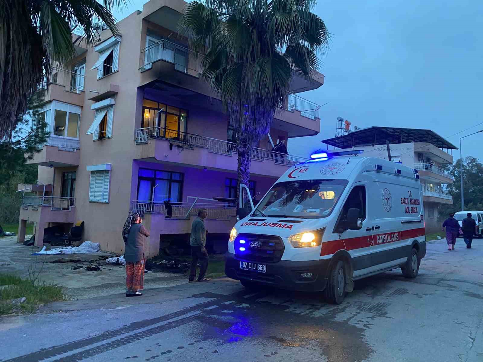 Apartman dairesinde yangın: 1 kişi dumandan etkilendi
