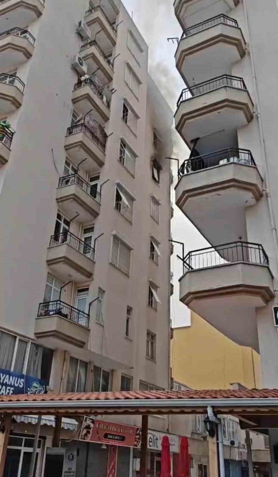 Apartman dairesindeki yangın korkuttu
