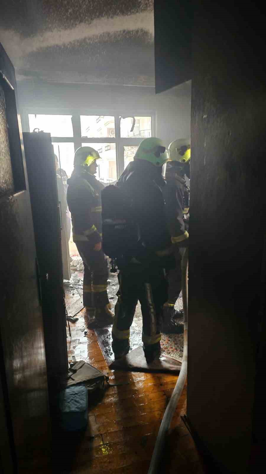 Apartman dairesindeki yangın korkuttu
