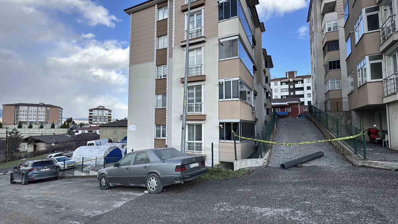 Apartman önündeki çatlaklıklar istinat duvarına zarar verdi
