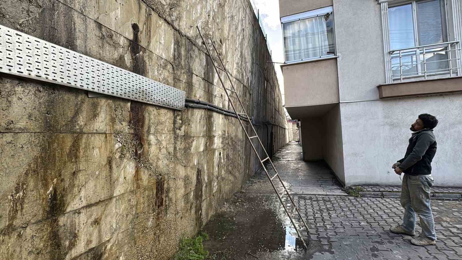 Apartman önündeki çatlaklıklar istinat duvarına zarar verdi
