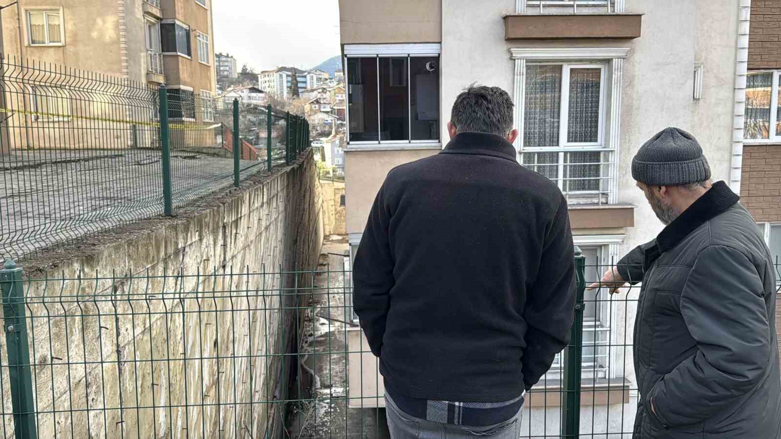 Apartman önündeki çatlaklıklar istinat duvarına zarar verdi
