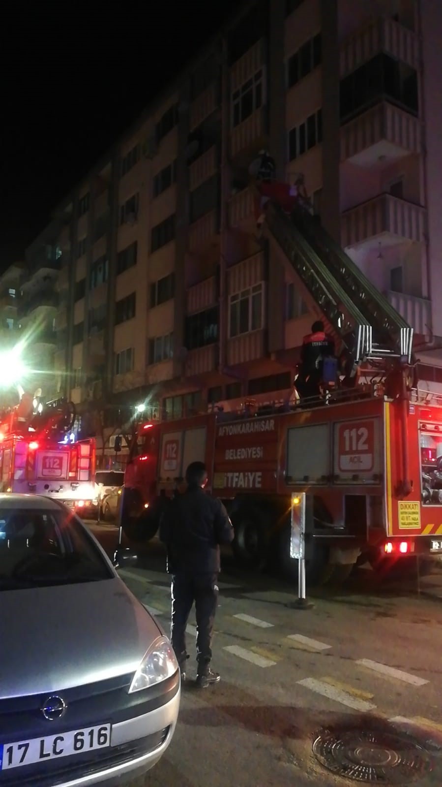 Apartmanda çıkan yangında 5 kişi dumandan etkilendi
