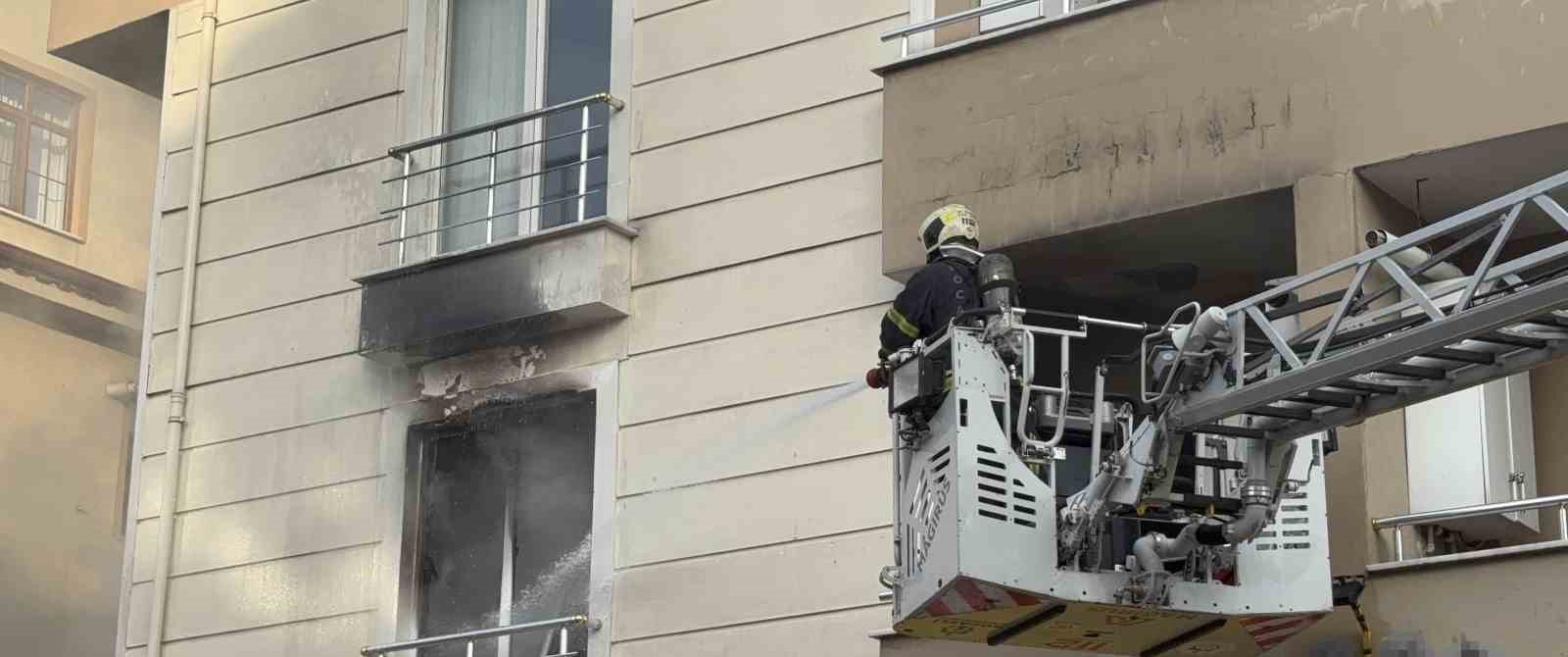 Apartmanın 2. katı alev alev yandı: 5 kişi dumandan etkilendi
