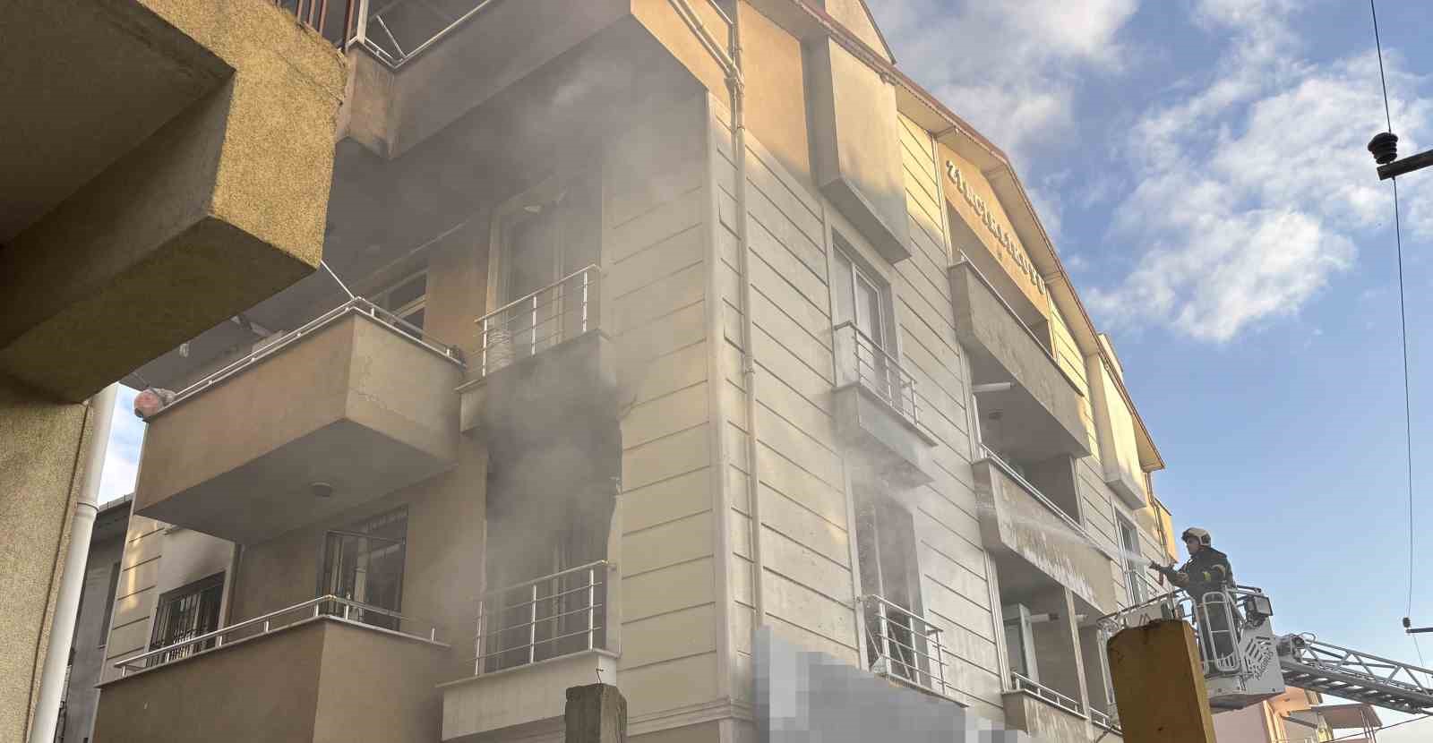 Apartmanın 2. katı alev alev yandı: 5 kişi dumandan etkilendi
