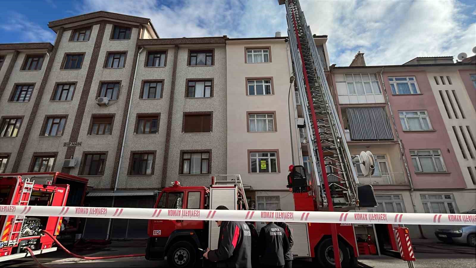 Apartmanın çatısında çıkan yangın korkuttu
