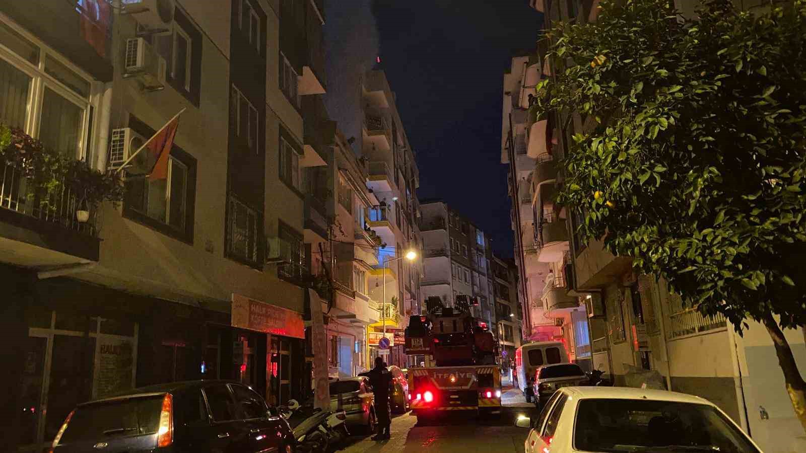 Apartmanın çatısından yükselen yoğun duman ekipleri harekete geçirdi
