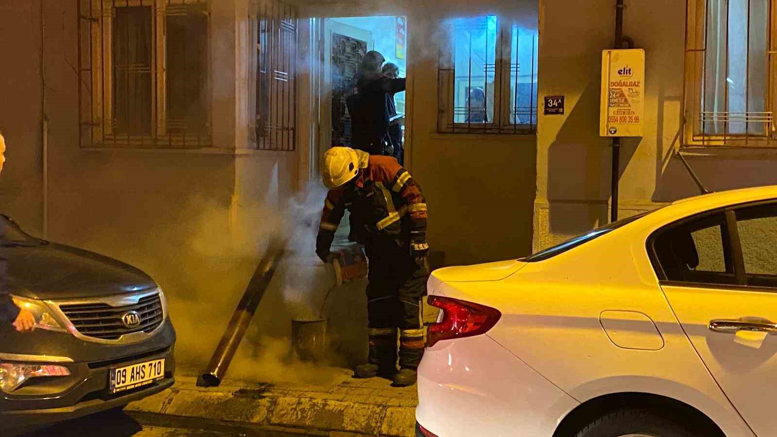Apartmanın çatısından yükselen yoğun duman ekipleri harekete geçirdi
