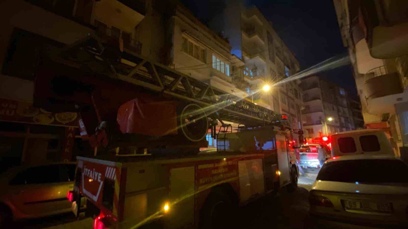 Apartmanın çatısından yükselen yoğun duman ekipleri harekete geçirdi
