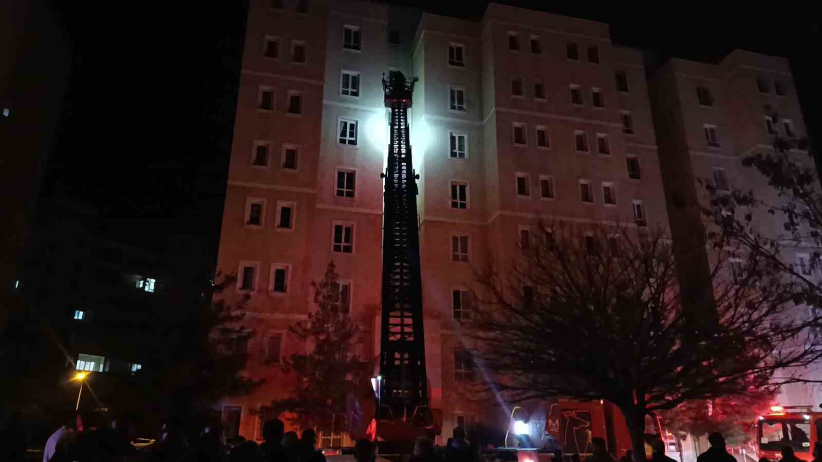 Apartmanın girişindeki elektrik panosunda yaşanan patlama paniğe neden oldu
