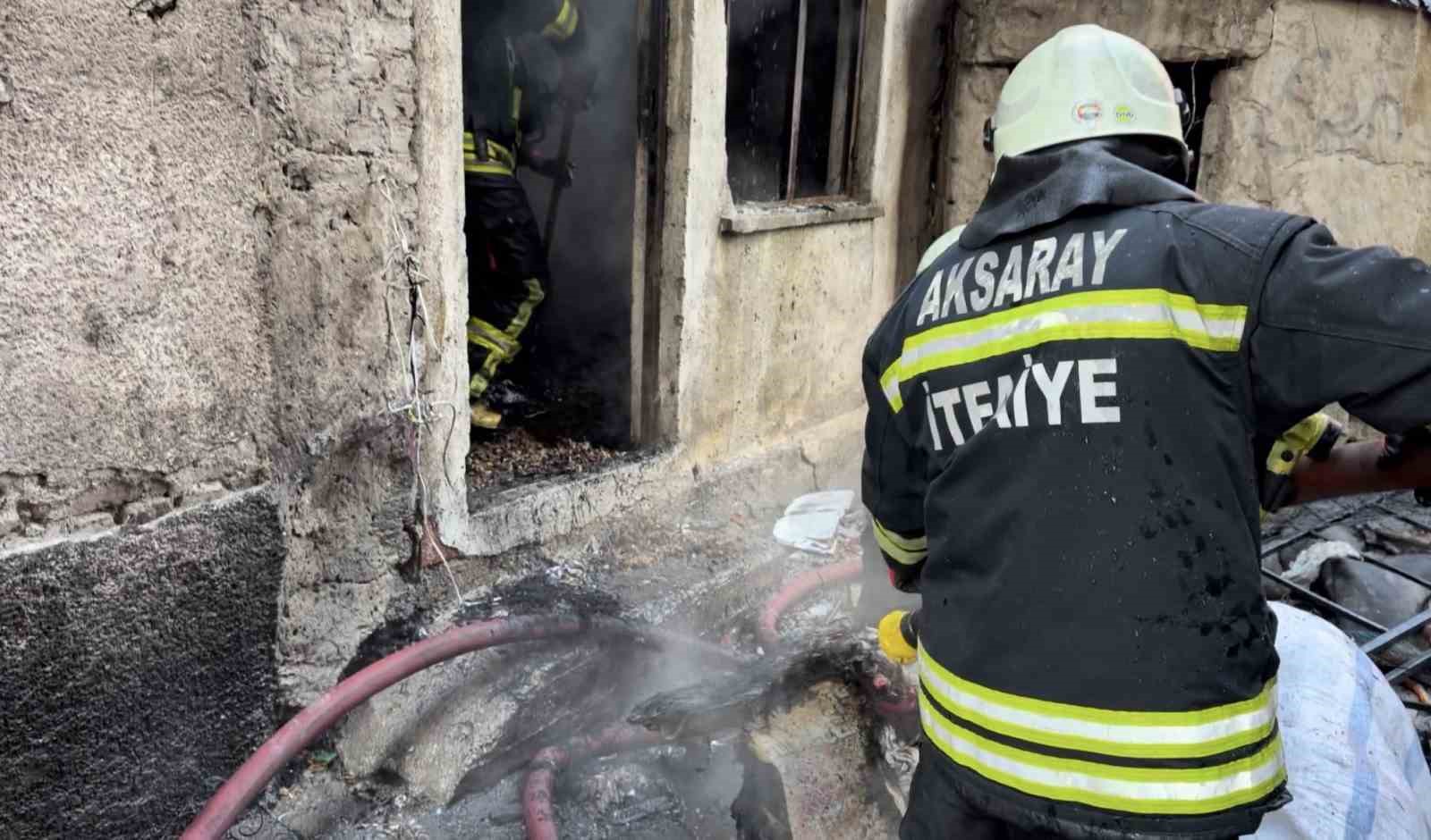 Apartmanın kömürlüğündeki yangın paniğe neden oldu
