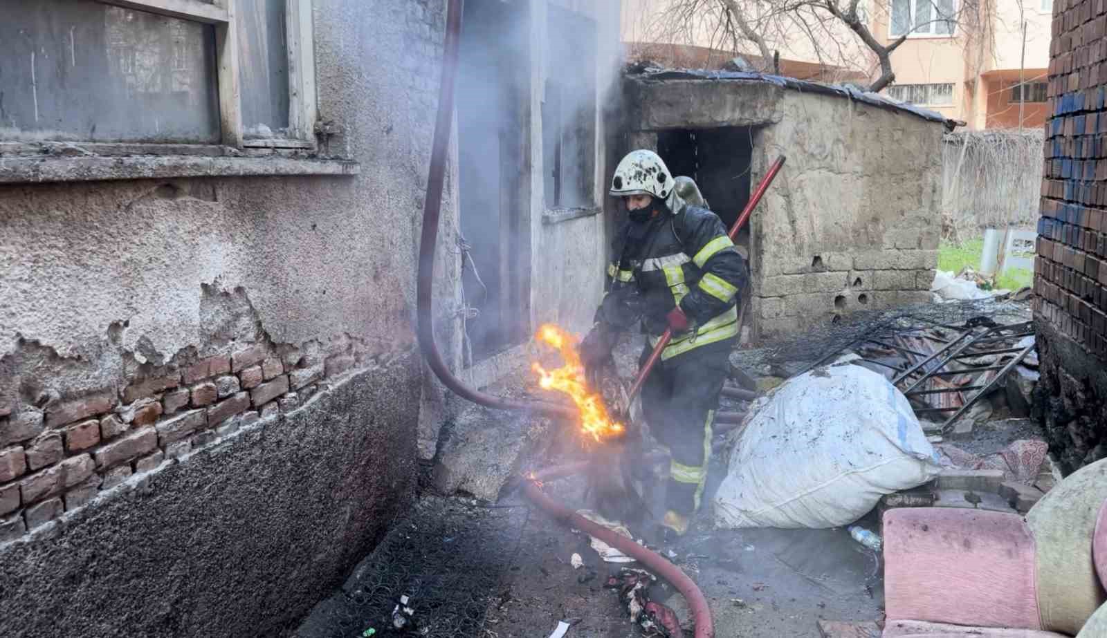 Apartmanın kömürlüğündeki yangın paniğe neden oldu
