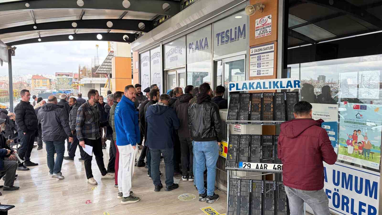 APP plaka değişiminde son gün yoğunluğu
