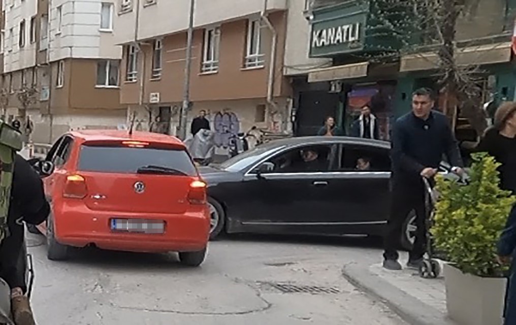 Ara sokaktaki kaza anı anbean kamerada
