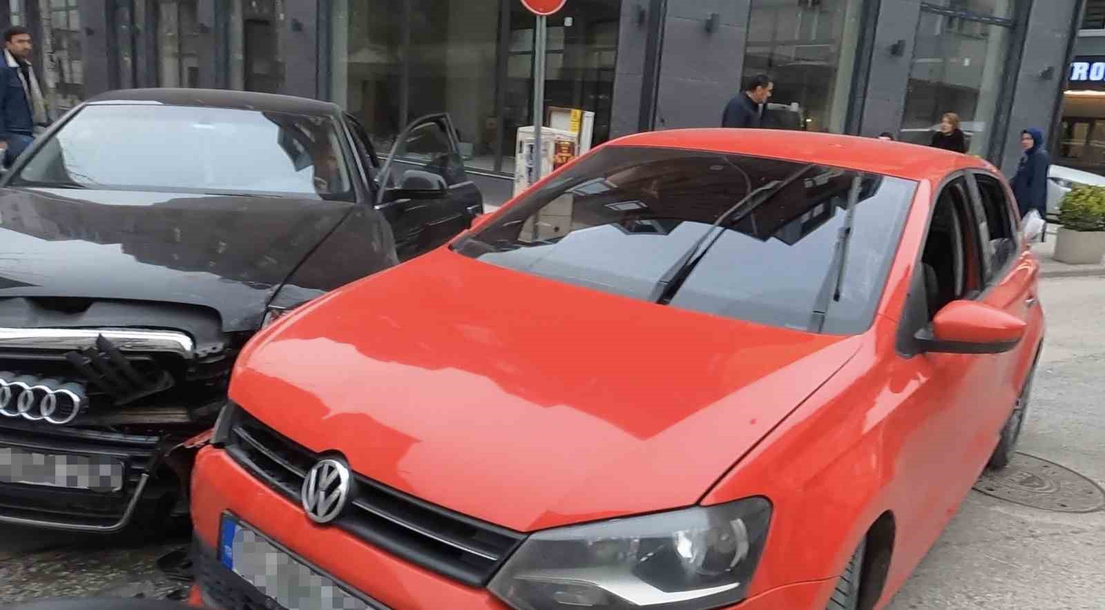 Ara sokaktaki kaza anı anbean kamerada
