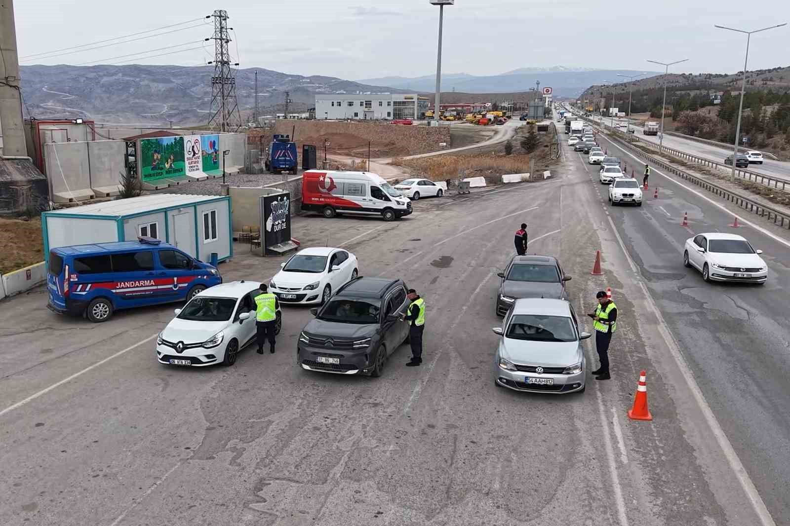 Ara tatil bayramla birleşti, sürücüler erken yola çıktı: 43 ilin geçiş noktasında denetimler artırıldı
