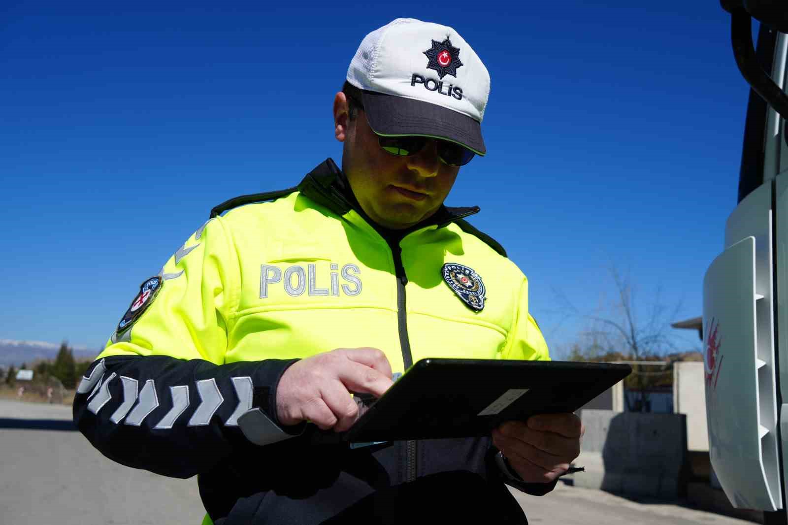 Ara tatil bayramla birleşti, sürücüler erken yola çıktı: 43 ilin geçiş noktasında denetimler artırıldı
