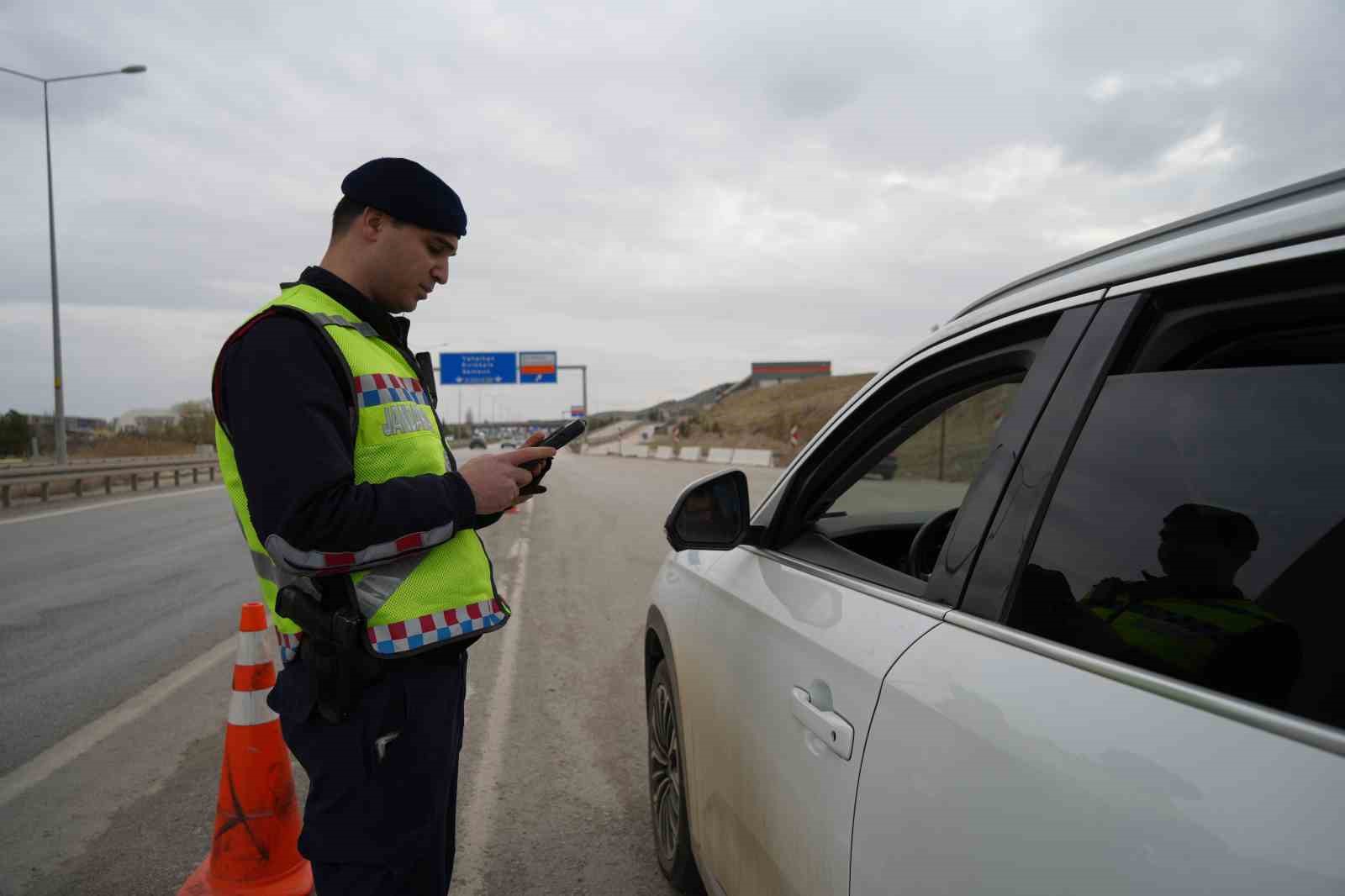 Ara tatil bayramla birleşti, sürücüler erken yola çıktı: 43 ilin geçiş noktasında denetimler artırıldı
