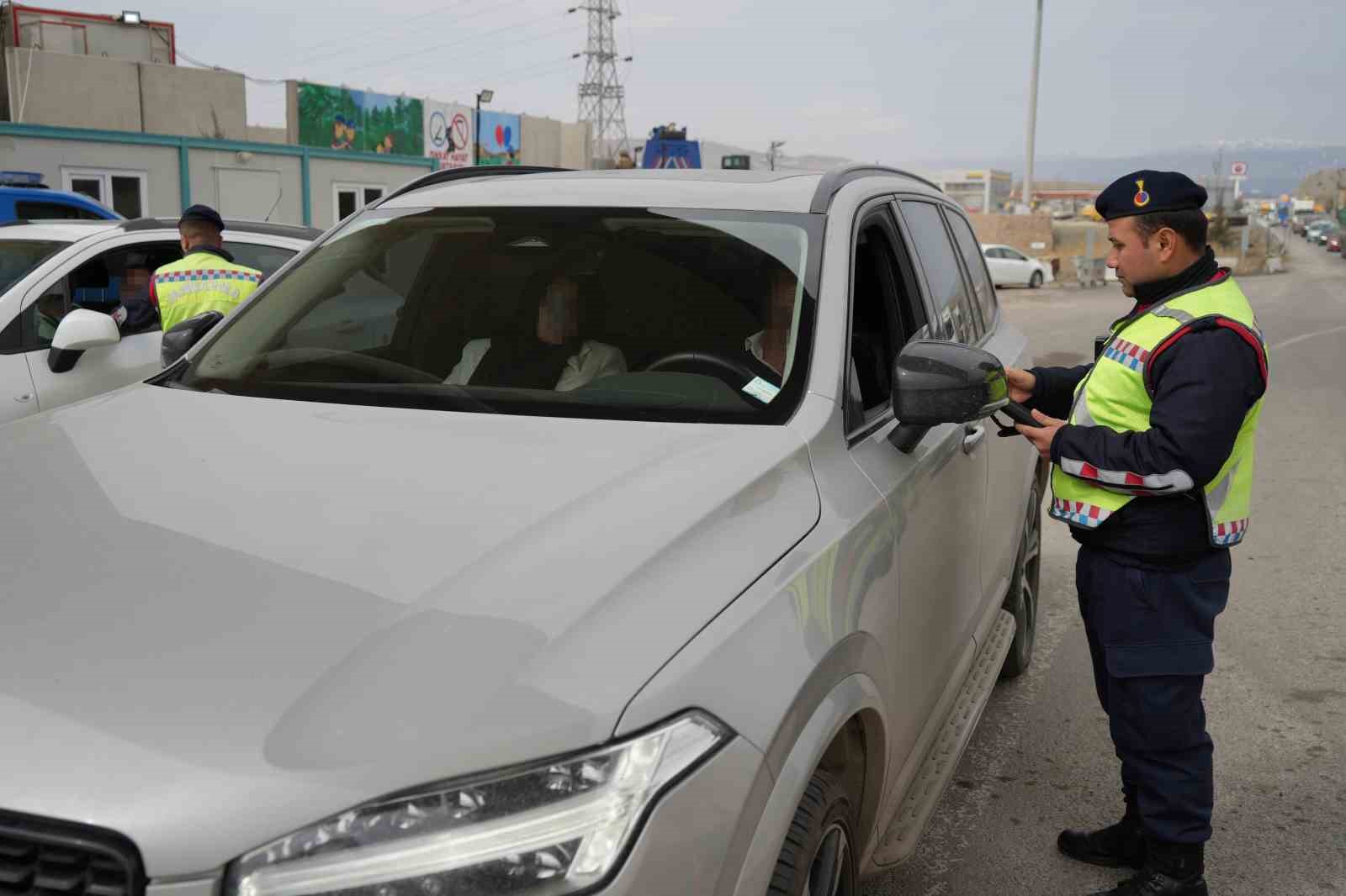 Ara tatil bayramla birleşti, sürücüler erken yola çıktı: 43 ilin geçiş noktasında denetimler artırıldı
