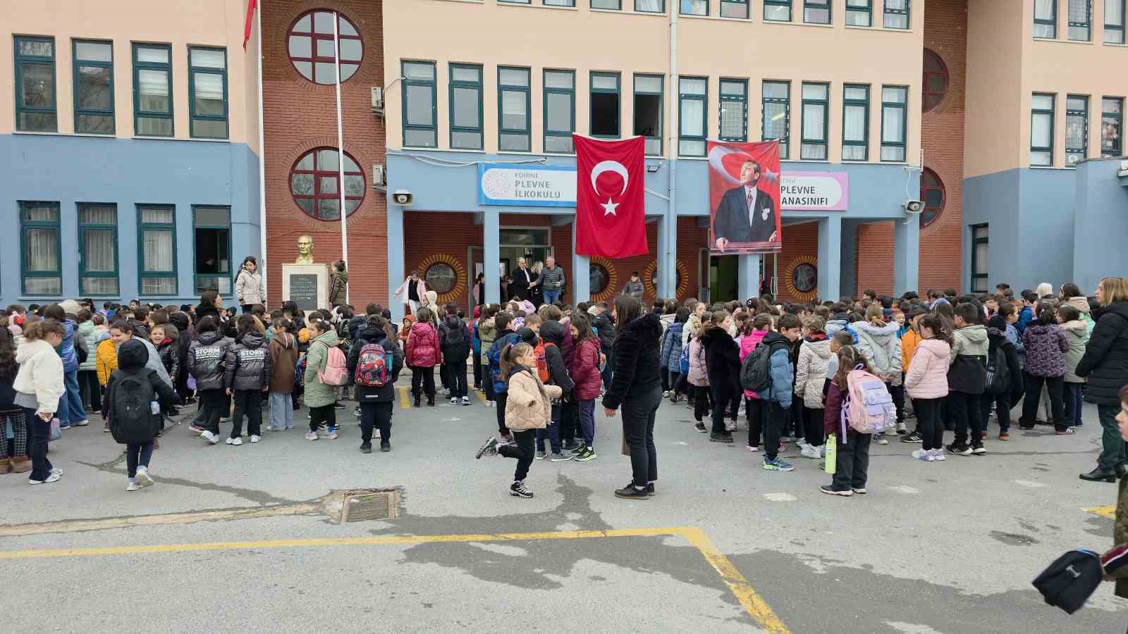 Ara tatil sona erdi, okullarda ders zili yeniden çaldı

