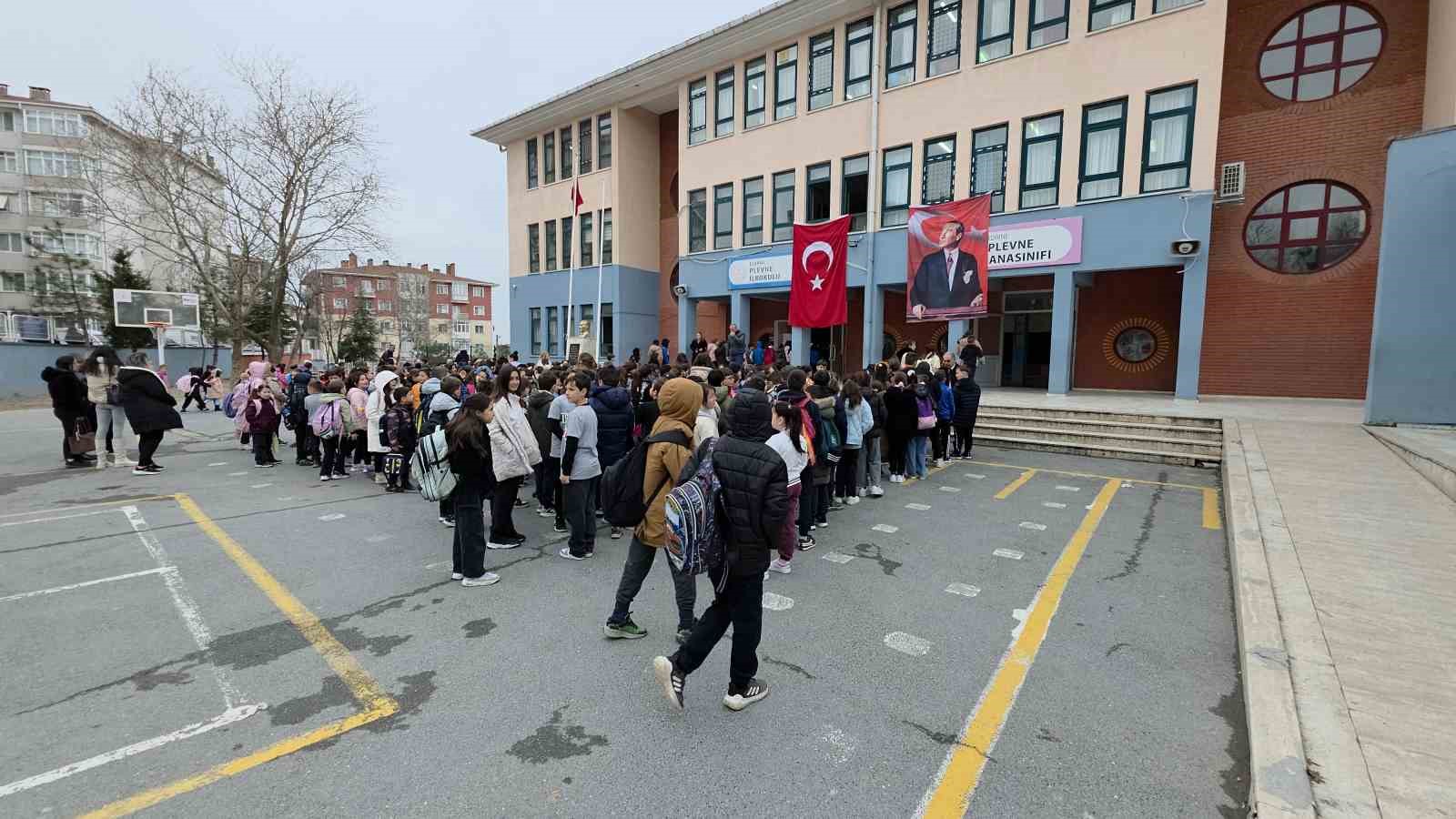 Ara tatil sona erdi, okullarda ders zili yeniden çaldı
