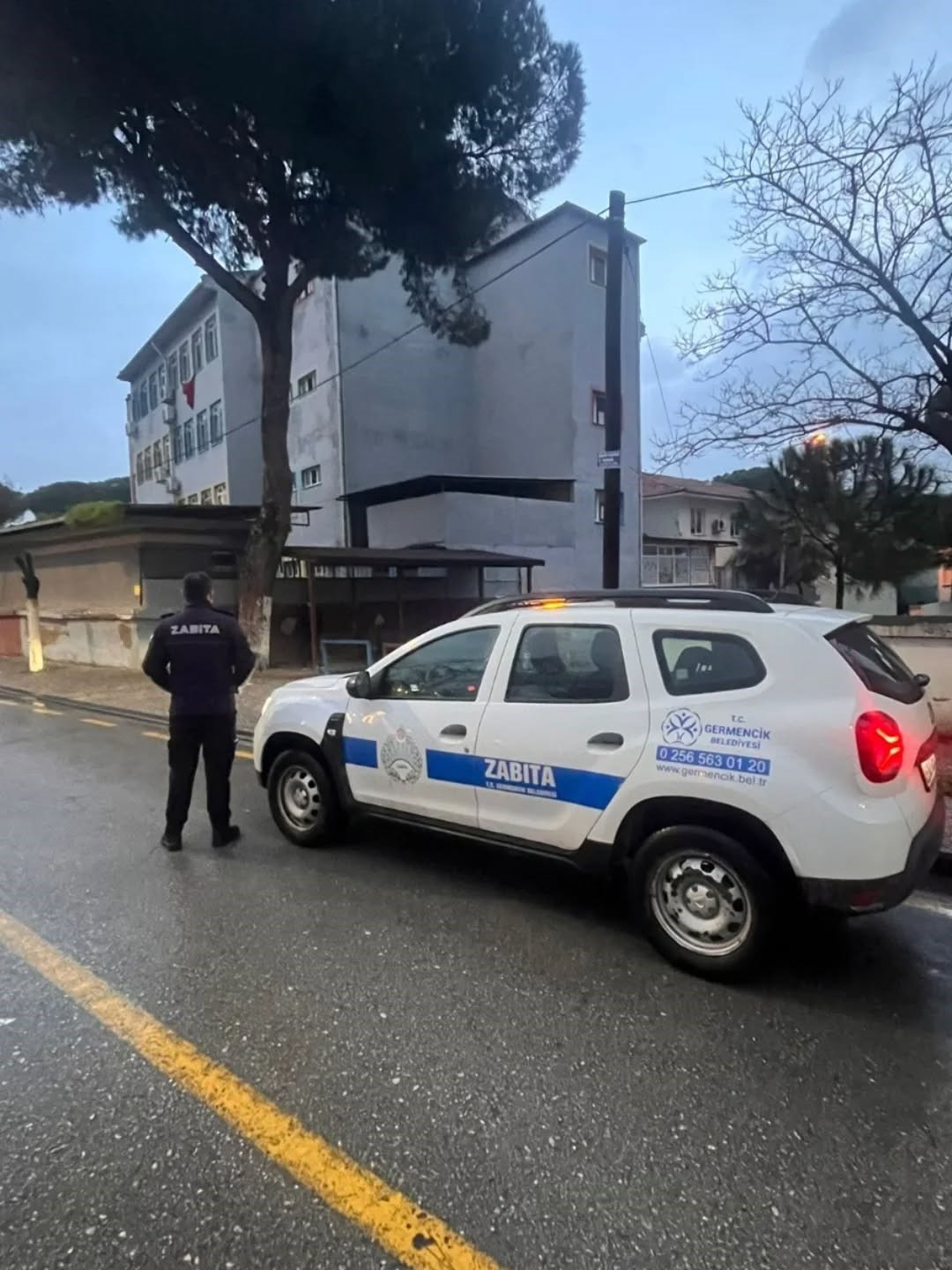 Ara tatil sonrası Germencik’te okul önlerinde zabıta mesaisi
