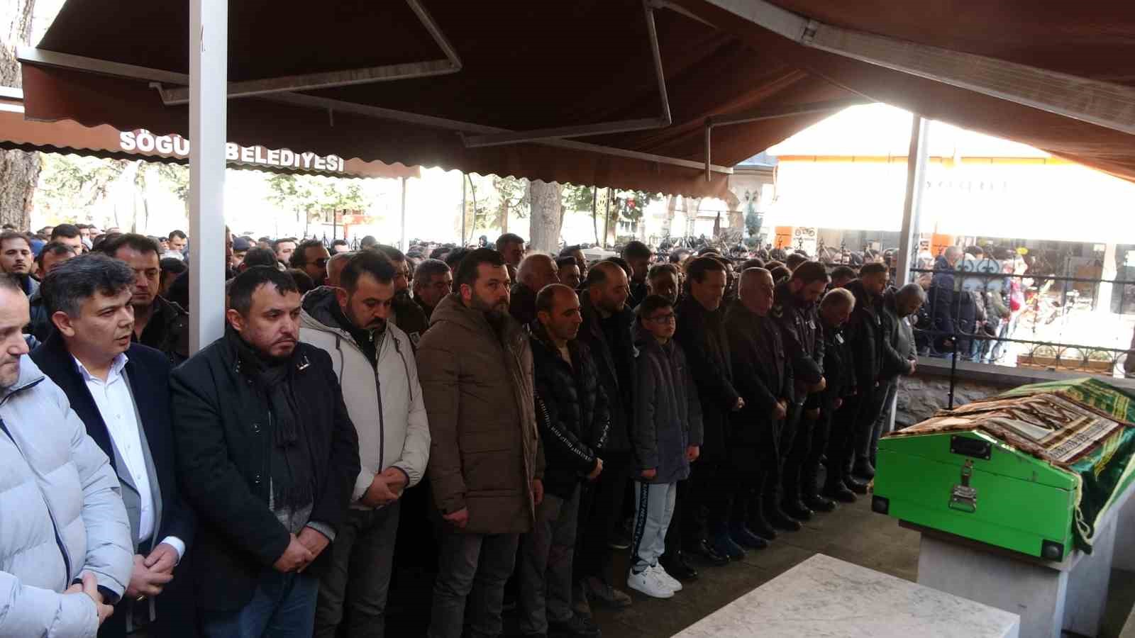 Araba almak için gittiği Antalya’da otobüs kazasında hayatını kaybeden Erdi Demirsoy toprağa verildi
