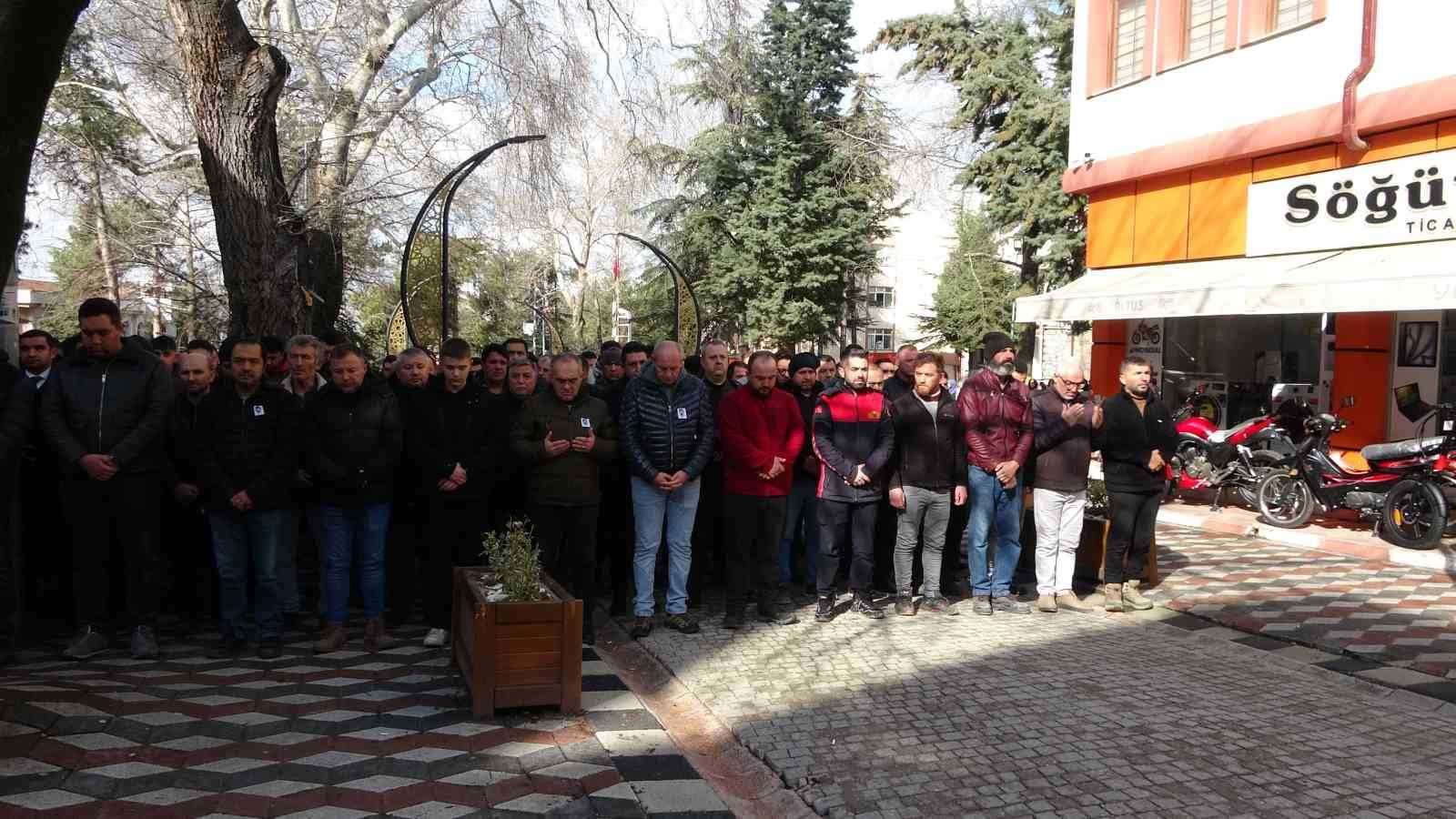 Araba almak için gittiği Antalya’da otobüs kazasında hayatını kaybeden Erdi Demirsoy toprağa verildi
