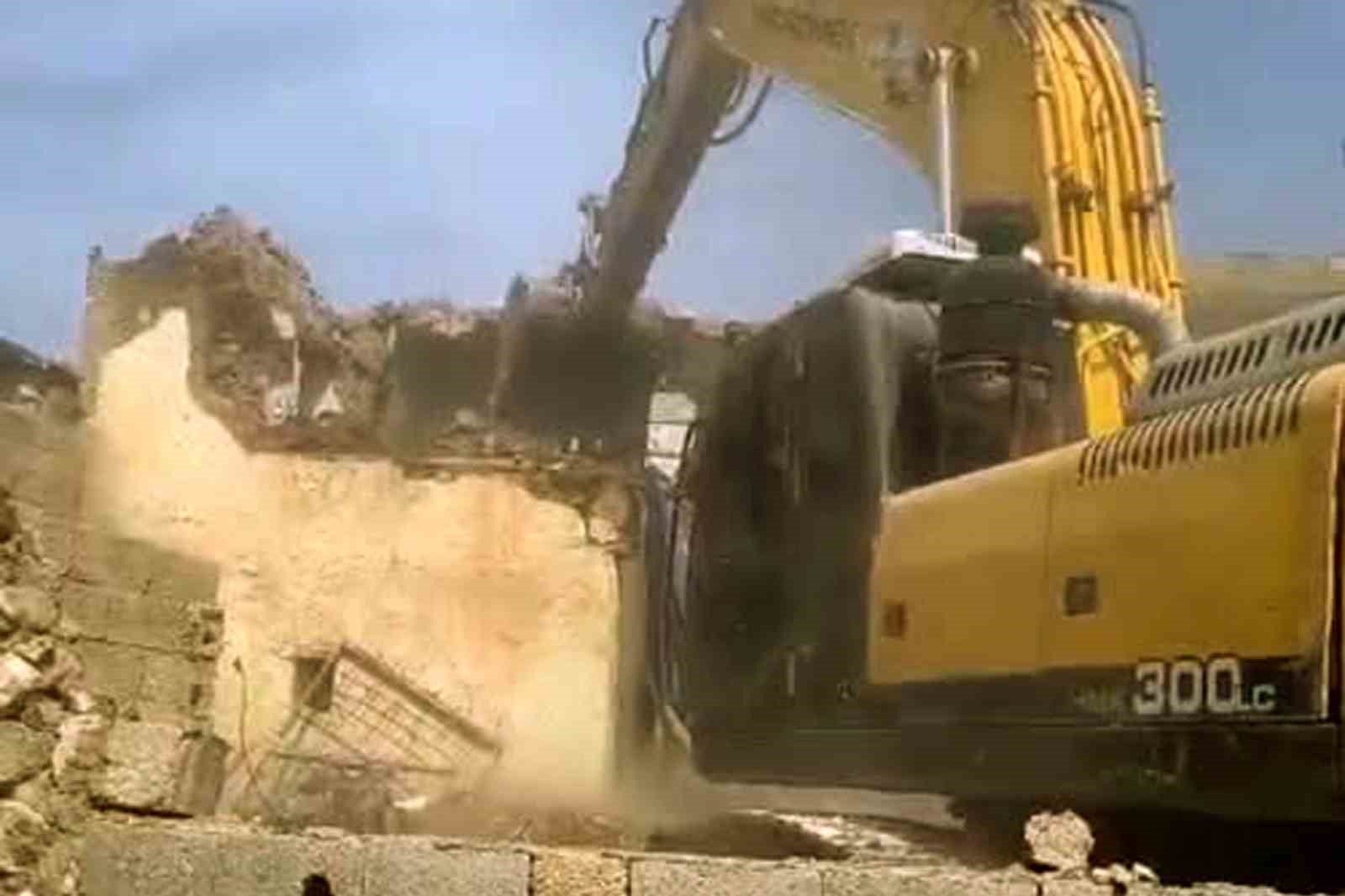 Araban’da depremde hasar gören binaların yıkımına devam ediliyor
