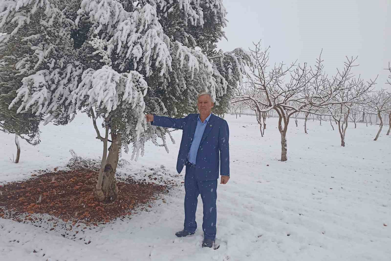 Araban’da kar yağışları çiftçiler, zeytin ve Antepfıstığı üreticilerinin yüzünü güldürdü
