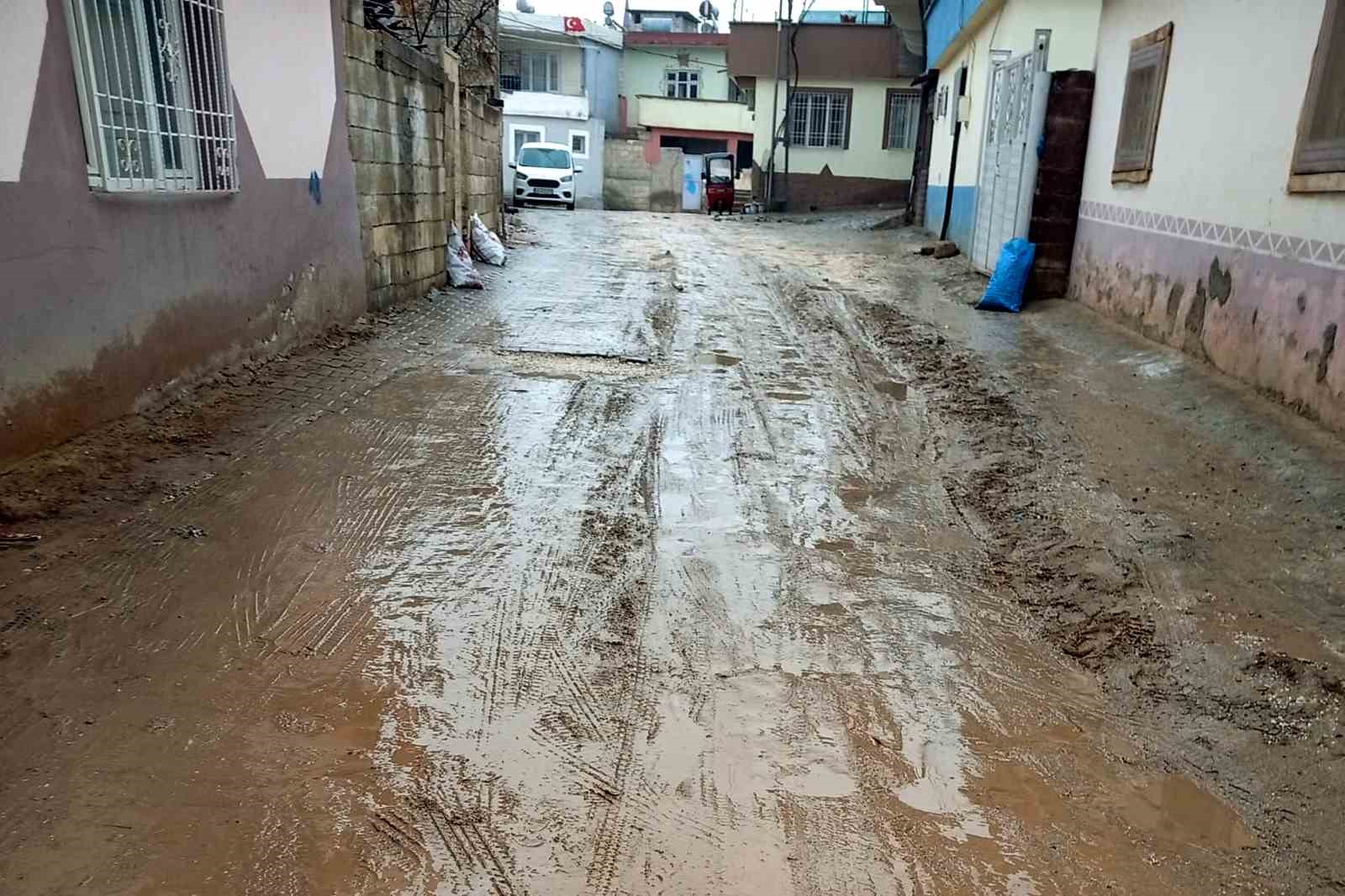 Araban’da vatandaşların çamur çilesi
