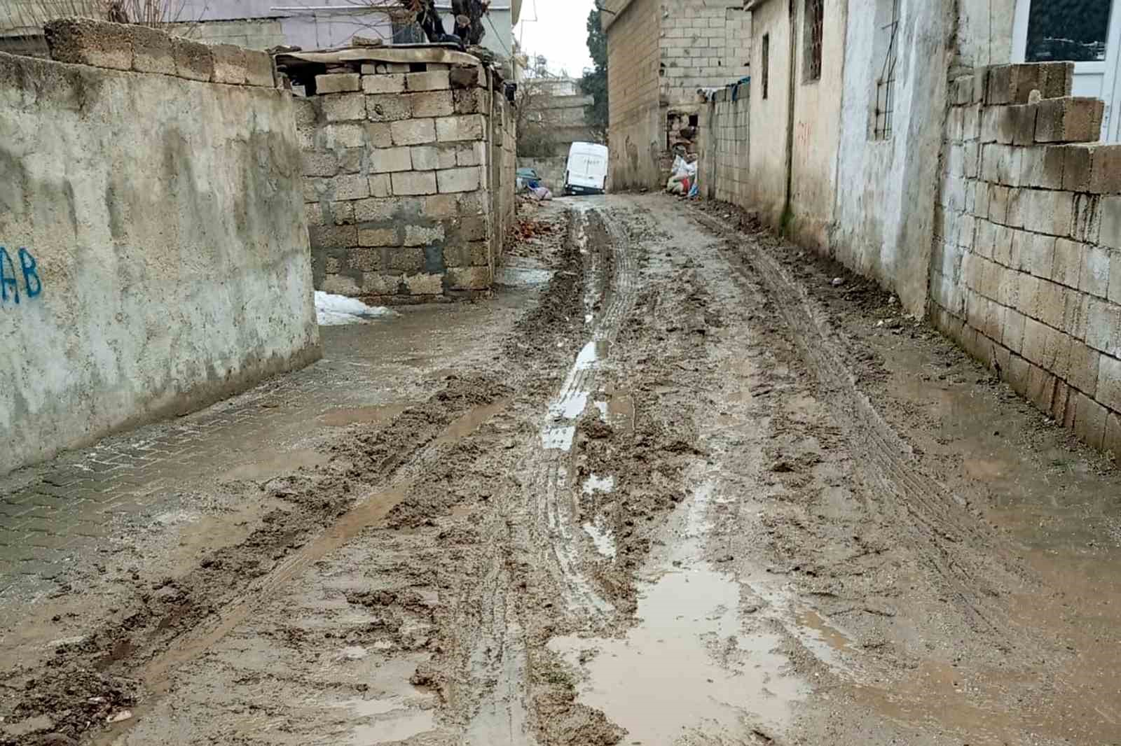 Araban’da vatandaşların çamur çilesi
