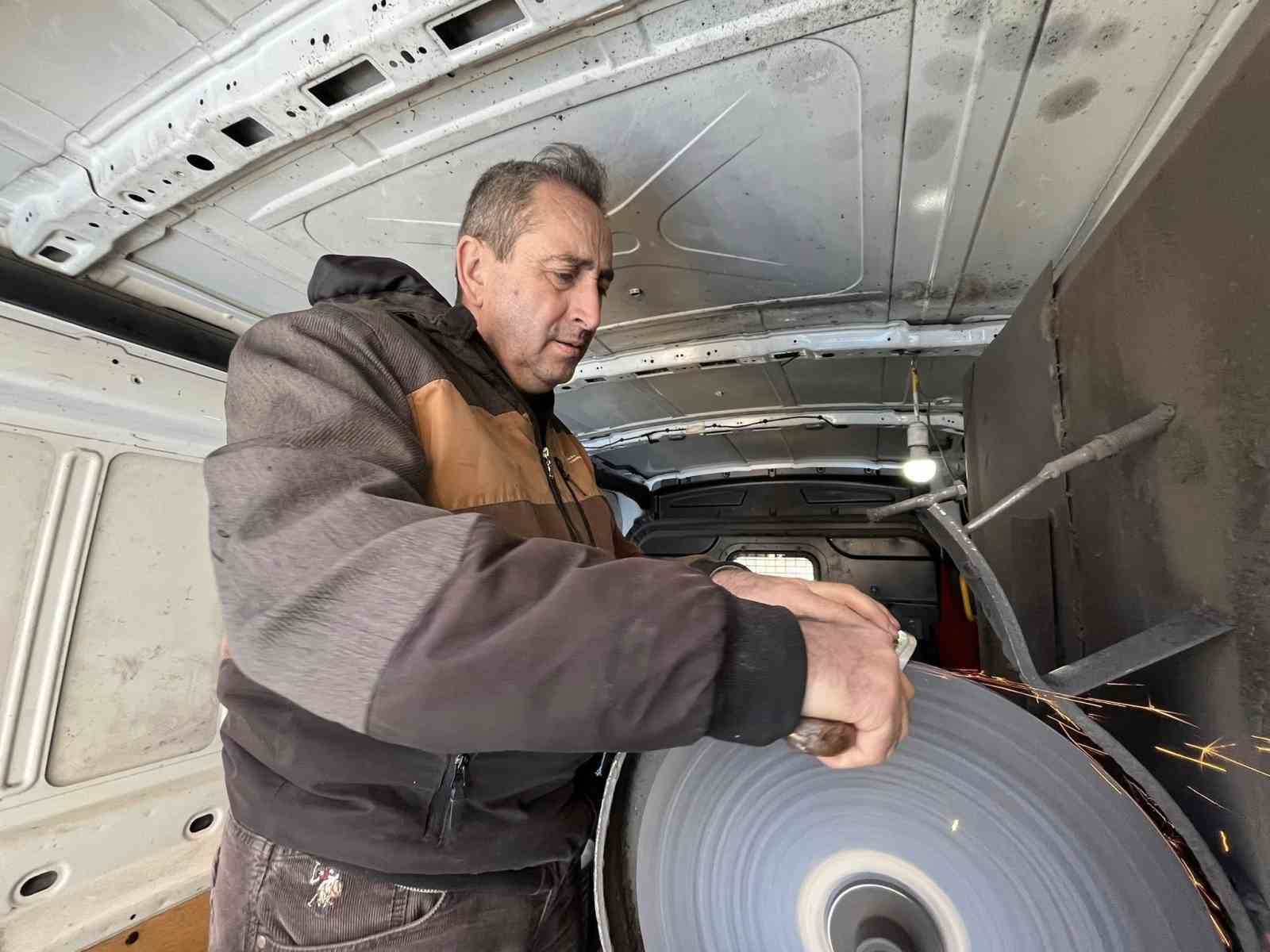 Arabası atölyesi oldu: Bıçakçı 35 yıldır Trakya’da bıçak biliyor
