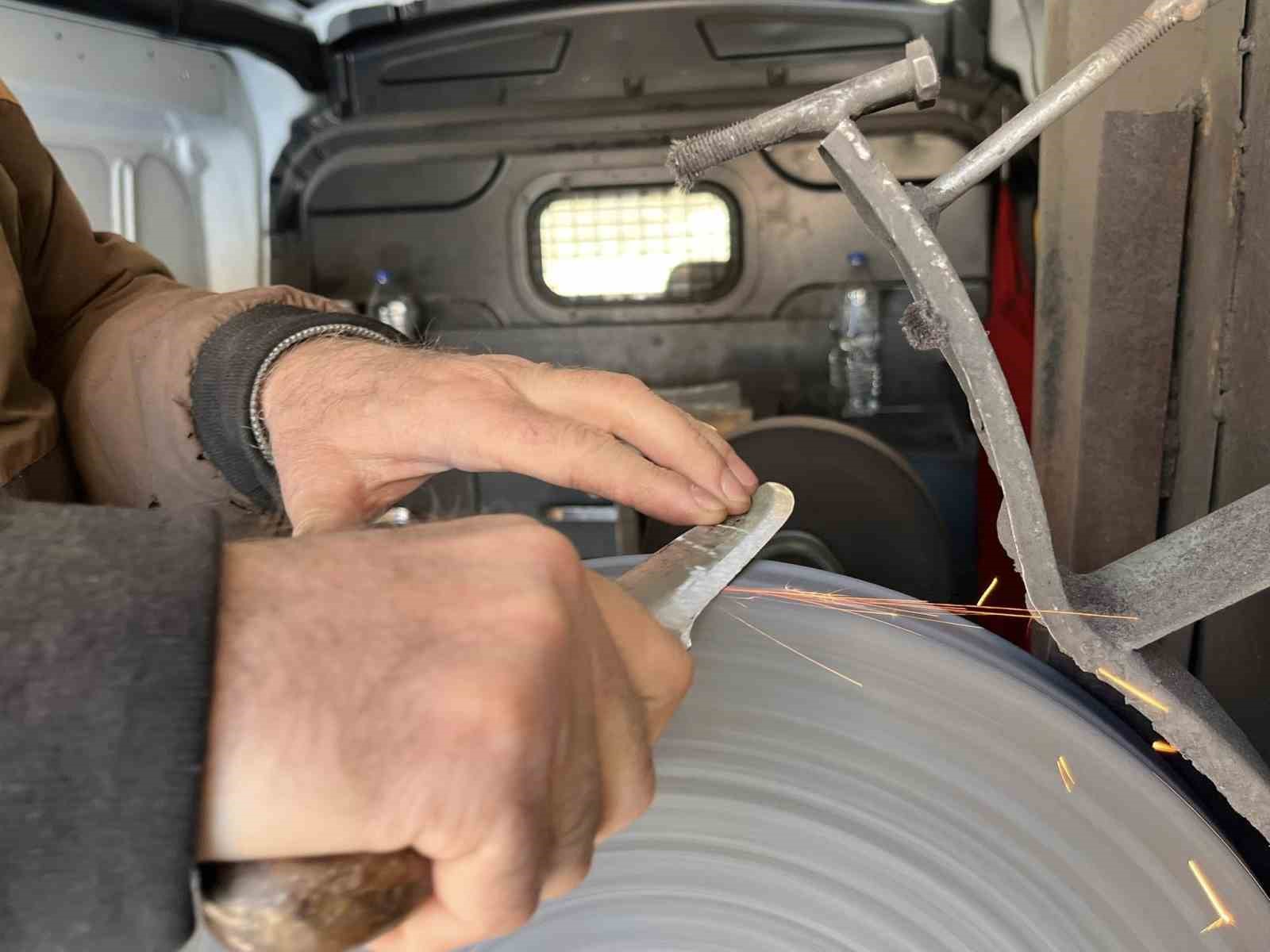 Arabası atölyesi oldu: Bıçakçı 35 yıldır Trakya’da bıçak biliyor
