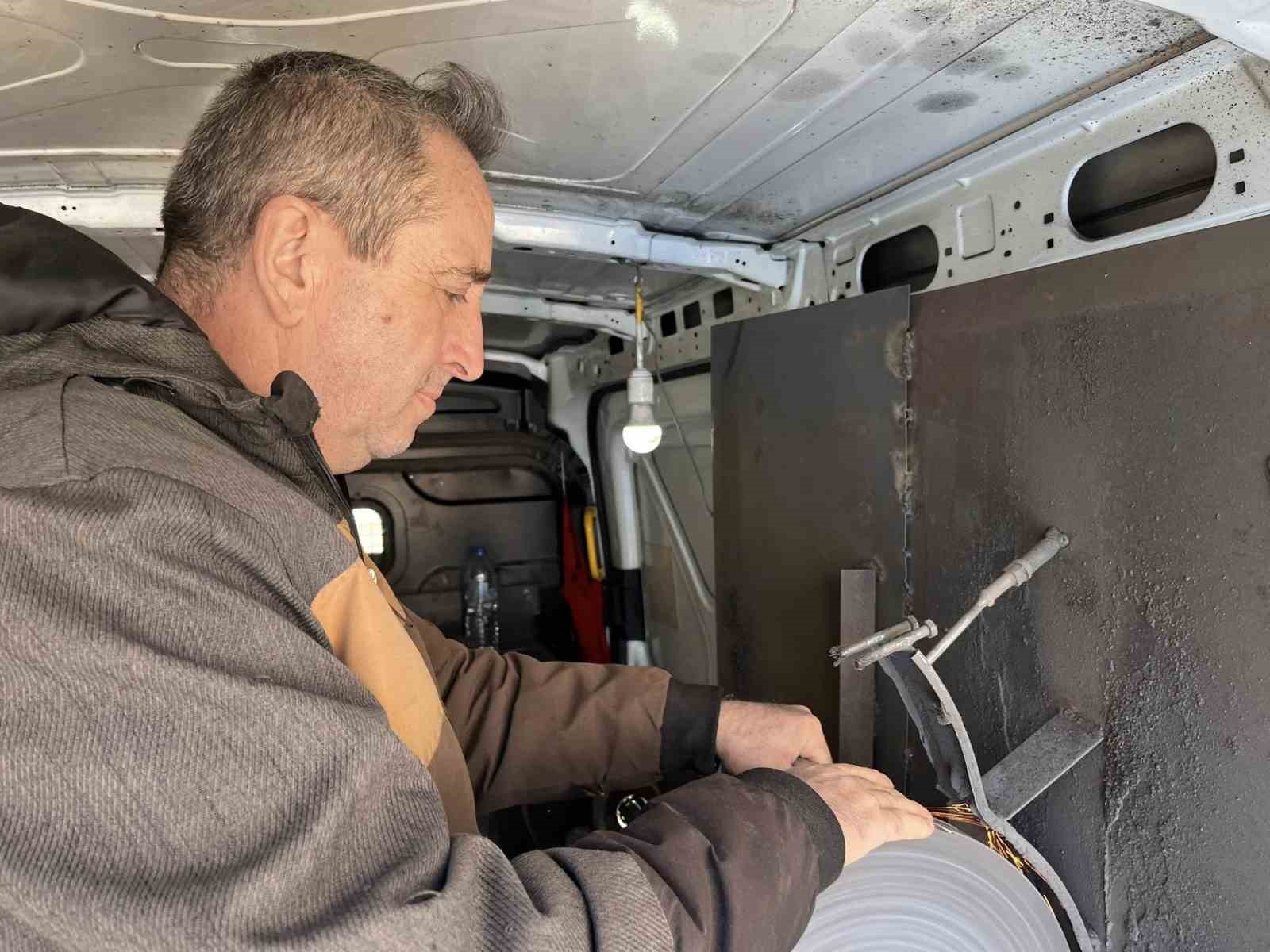 Arabası atölyesi oldu: Bıçakçı 35 yıldır Trakya’da bıçak biliyor
