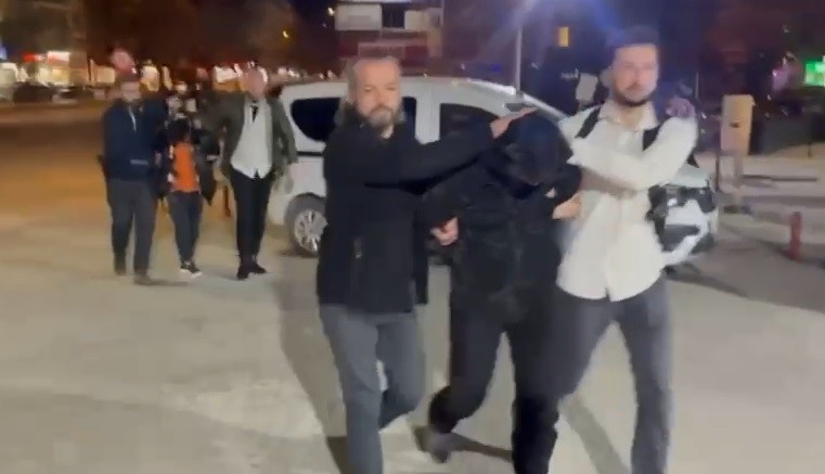 Arabasını boyatmasında yardım eden arkadaşına av tüfeği ile saldırdı
