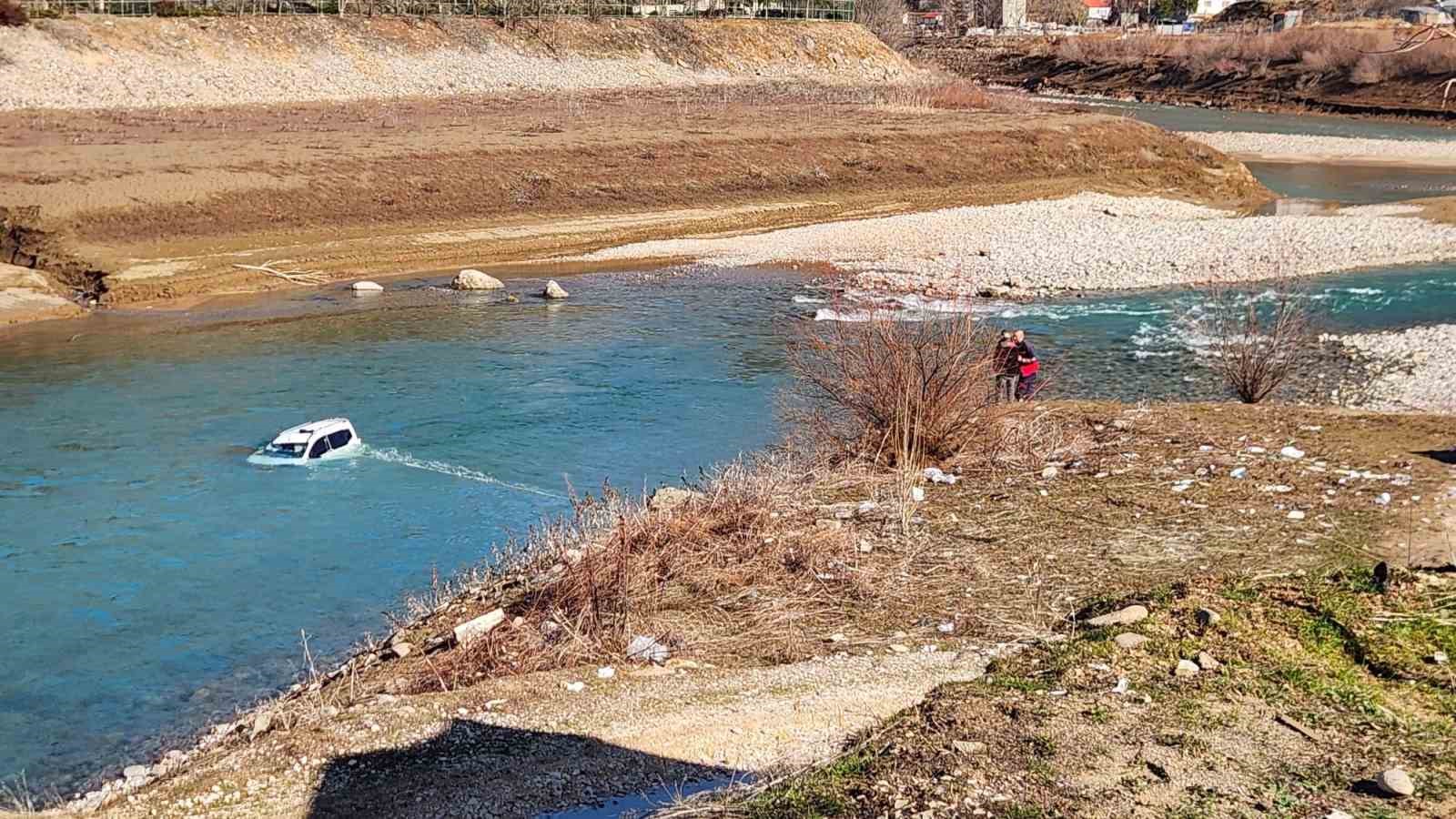 Araç baraj gölüne uçtu: 1 yaralı
