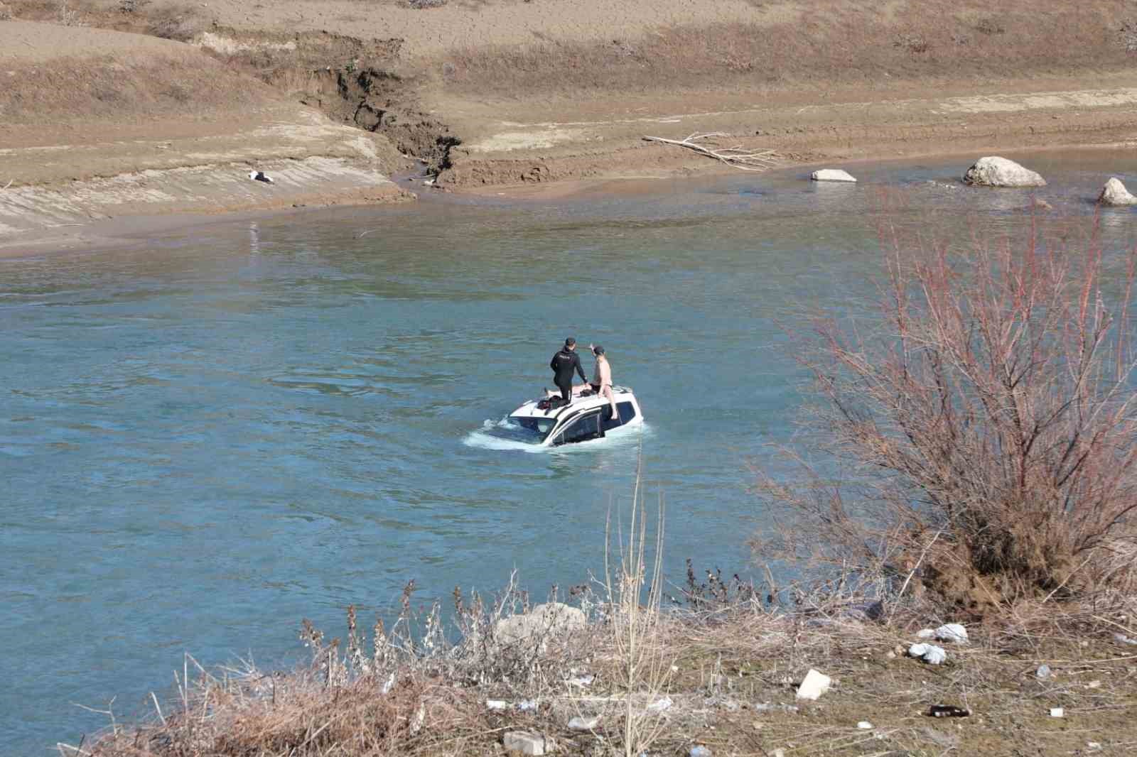Araç baraj gölüne uçtu: 1 yaralı
