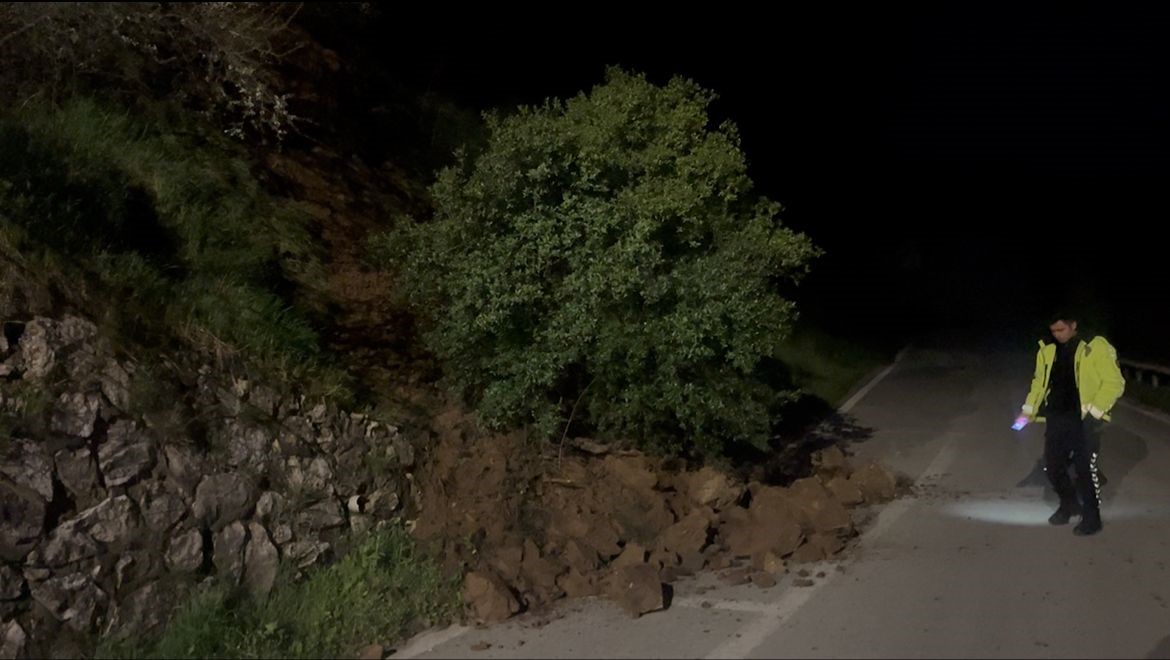 Araç kazayı kıl payı böyle atlattı, heyelanla düşen kayalar yola savruldu
