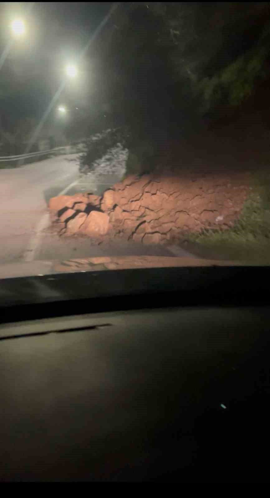 Araç kazayı kıl payı böyle atlattı, heyelanla düşen kayalar yola savruldu
