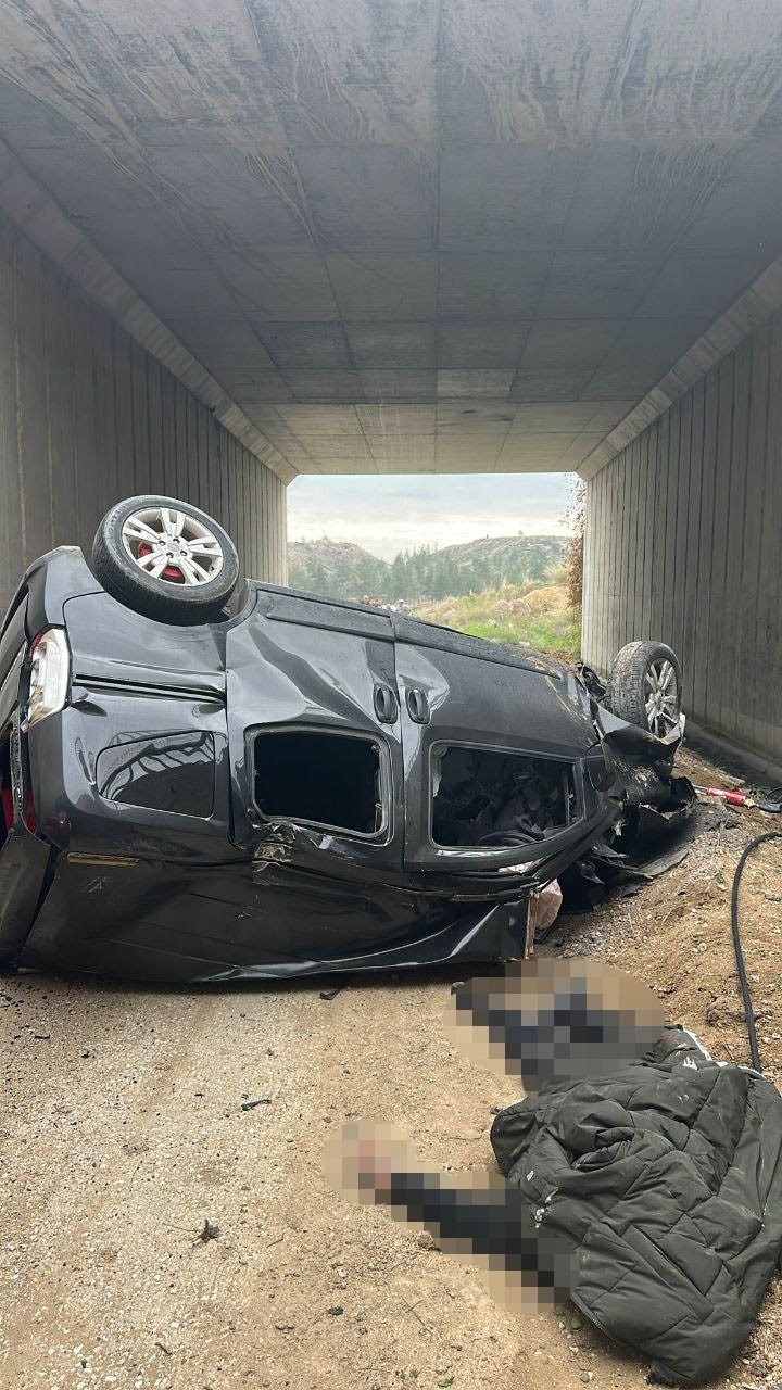 Araç otoyol köprüsünden düştü:  2 ölü, 3 yaralı

