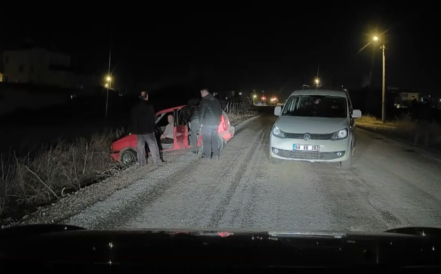 Araç şarampolde, engelli sürücü de araçta mahsur kaldı
