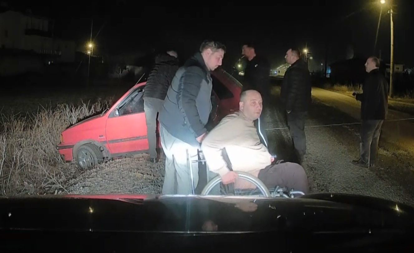 Araç şarampolde, engelli sürücü de araçta mahsur kaldı
