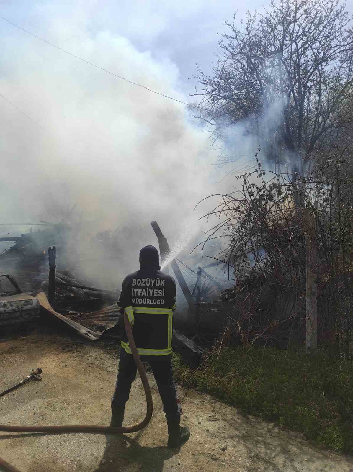 Araç yangını odunluğa sıçradı
