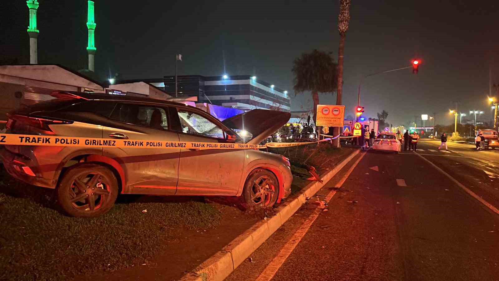 Araç yaya geçidinden geçmek isteyen vatandaşlara çarptı: 3 ölü, 3 yaralı
