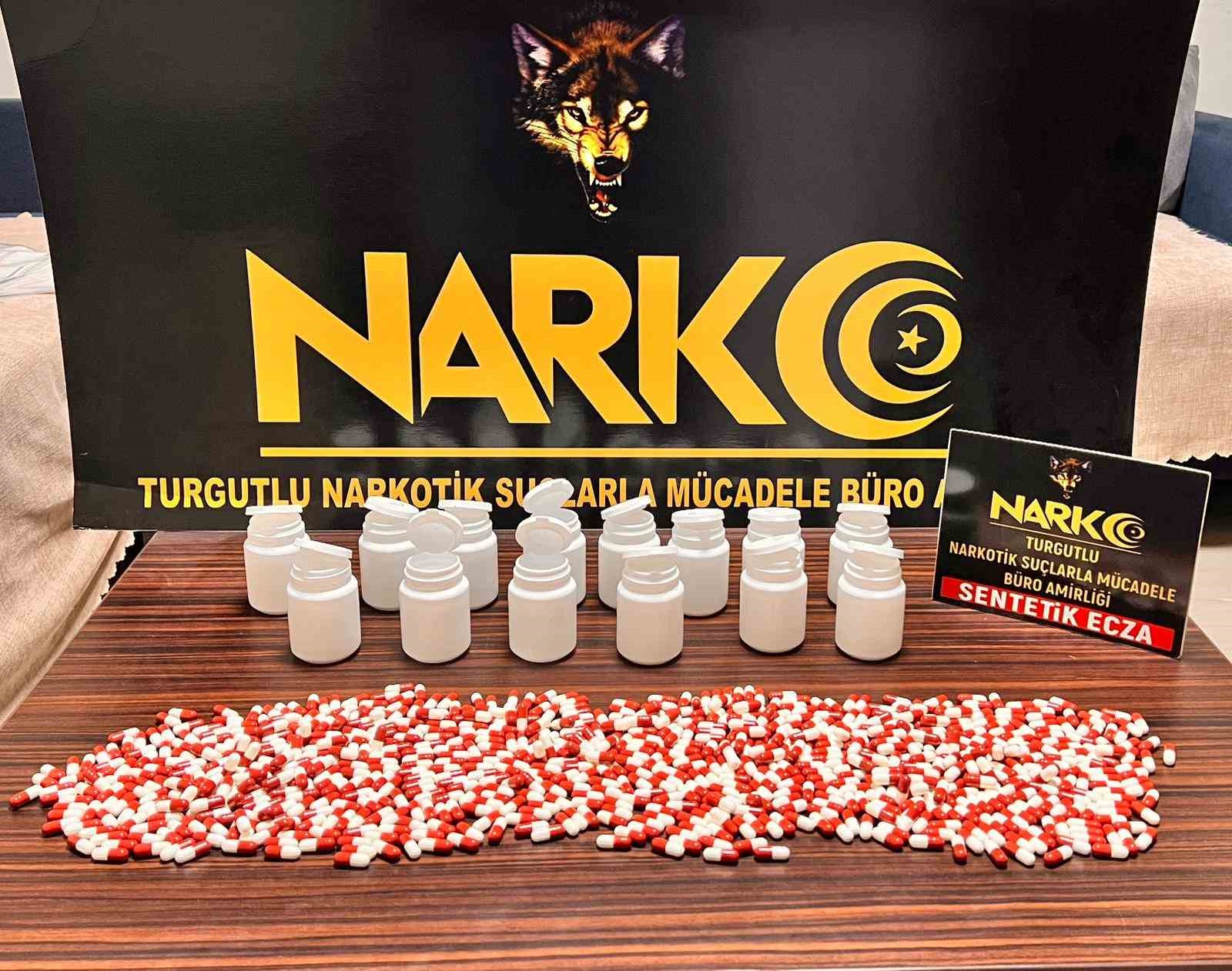 Aracın kaputuna sakladıkları uyuşturucuyla yakalandılar: 4 tutuklama
