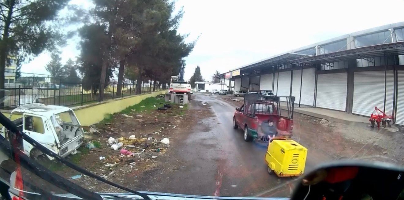 Aracın kasasında oturan çocuk düşme tehlikesiyle karşı karşıya kaldı
