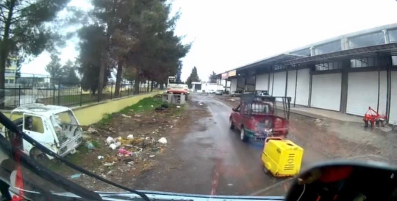 Aracın kasasında oturan çocuk düşme tehlikesiyle karşı karşıya kaldı
