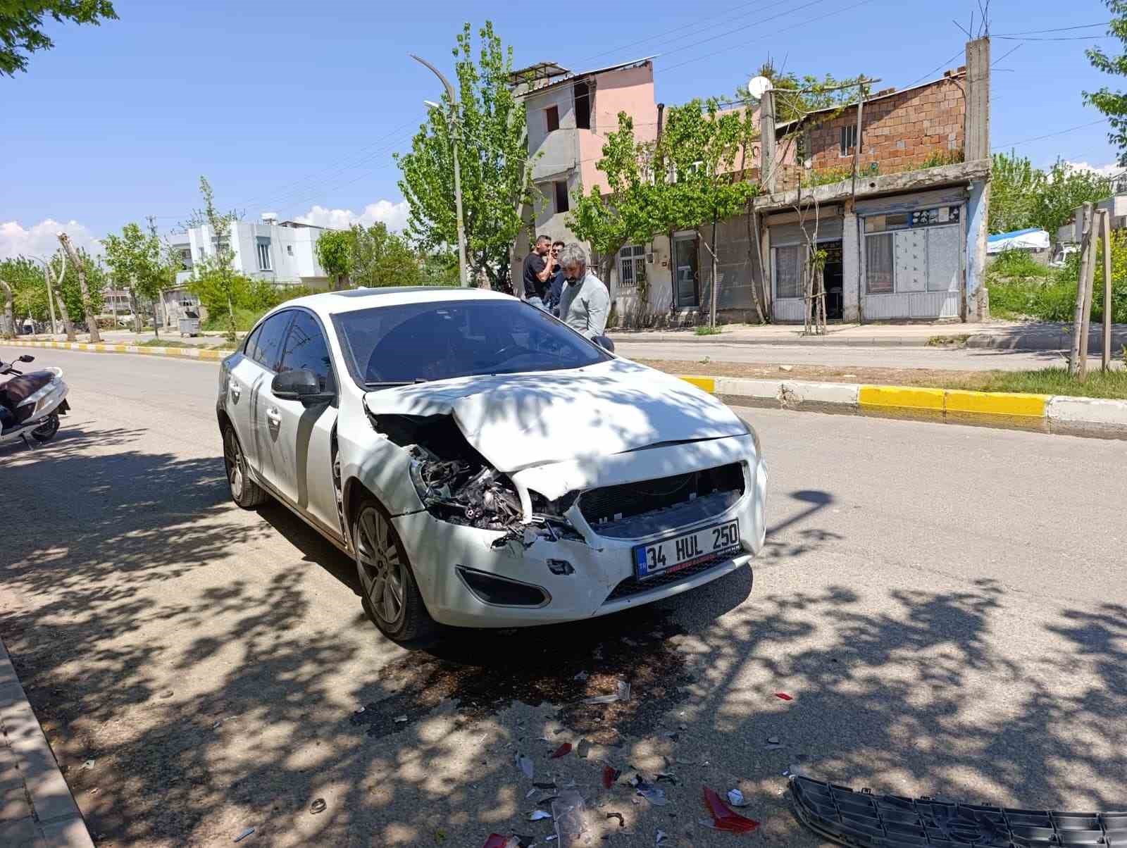Aracın önünü keserek sürücüyü darp ettiler

